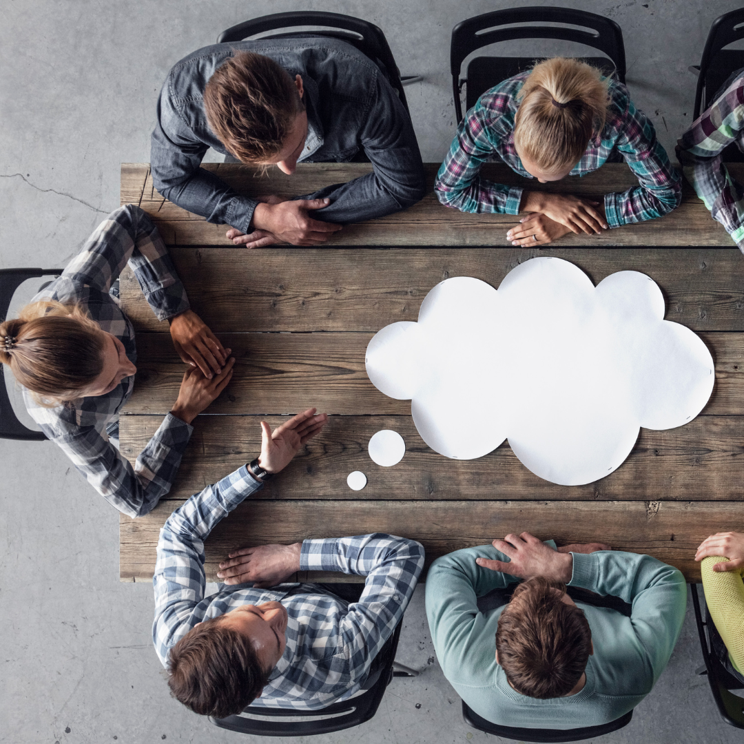 Stiftung Bildung Aschermittwochtreffen - Mitgliedertreffen für Führungskräfte aus Mitgliedskrankenhäusern Teilnehmende besprechen gemeinsam Ideen bei einem Netzwerktreffen.