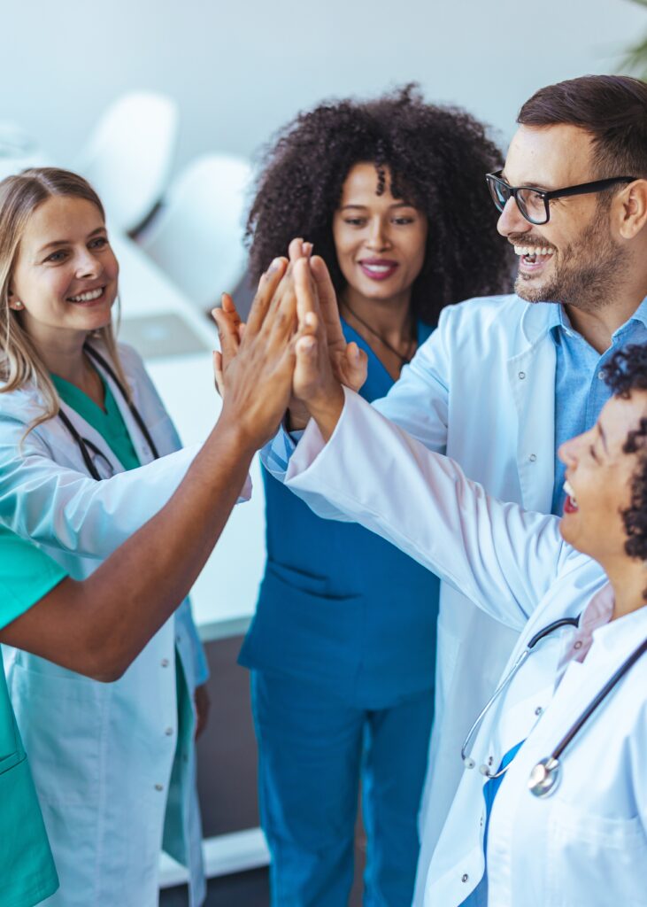 Führungs-Fit im Klinikalltag – interdisziplinäre Fortbildungsreihe Interdisziplinäres Klinikteam stimmt sich vor einer gemeinsamen Besprechung ab.