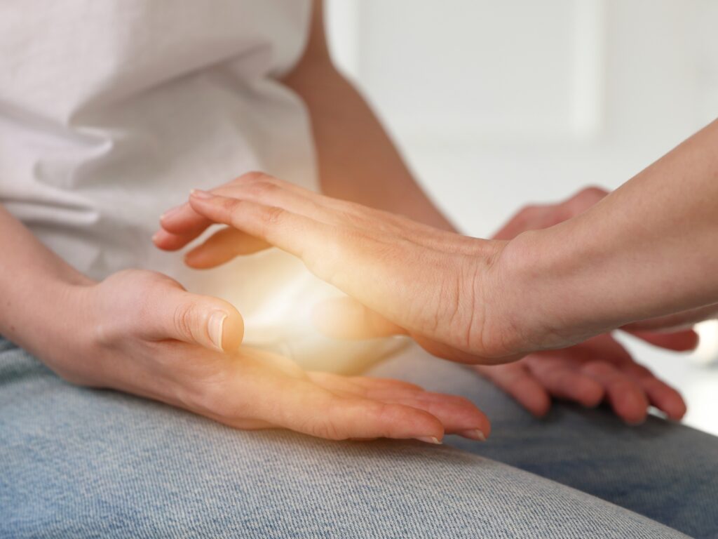 Spiritual und Existential Care interprofessionell im Krankenhaus Zwei Hände berühren sich als Zeichen von Zuwendung und Begleitung.